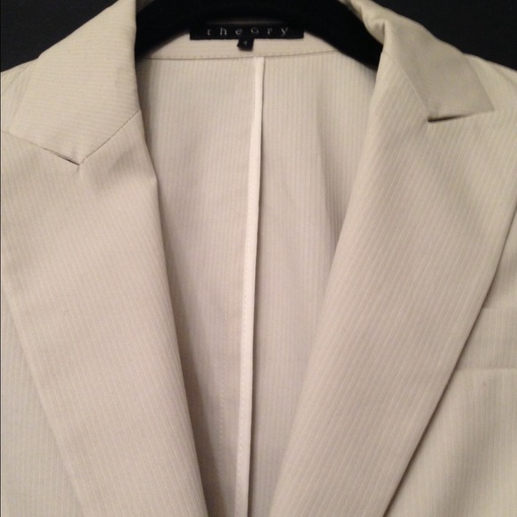 New theory blazer tan color sz4 - Picture 2 of 3