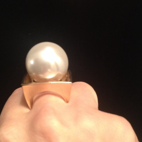 Costume ring size 6 gold color and faux pearl - Picture 2 of 4
