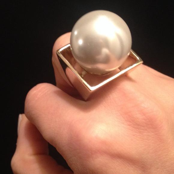 Costume ring size 6 gold color and faux pearl - Picture 3 of 4
