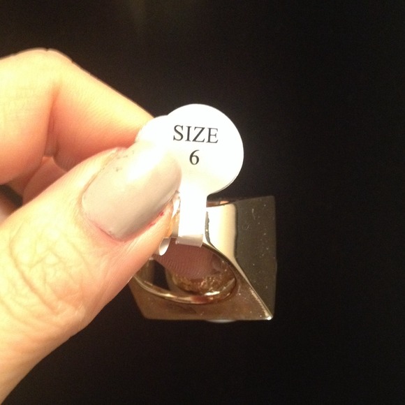 Costume ring size 6 gold color and faux pearl - Picture 4 of 4