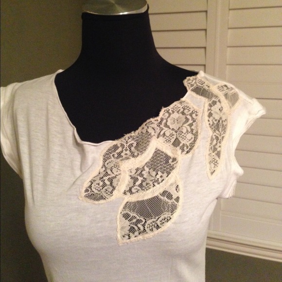 BUNDLED 🎉Host Pick🎉Cream Lace T - Picture 2 of 4