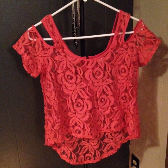 Lace "cold shoulder" top💕