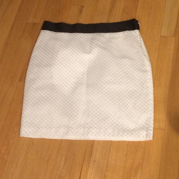 white textured pencil skirt with black band