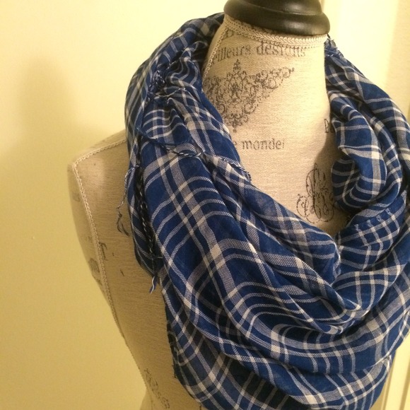 Blue checkered scarf - Picture 2 of 2