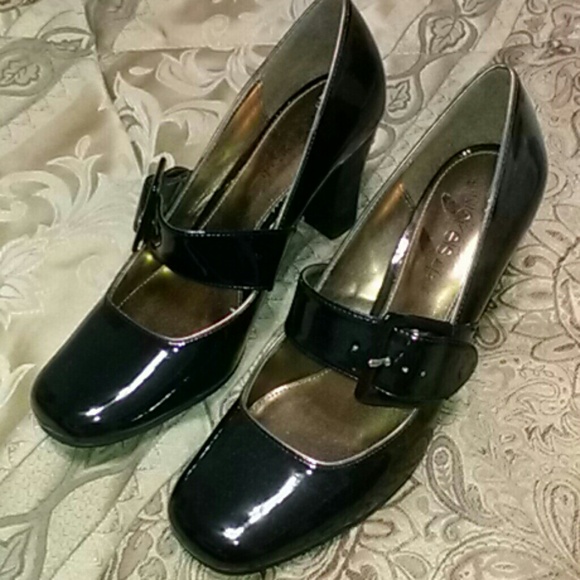 Gorgeous black heels with buckle NWOT