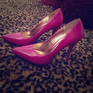 NEVER WORN Fuchsia pointed toe pumps (no platform)