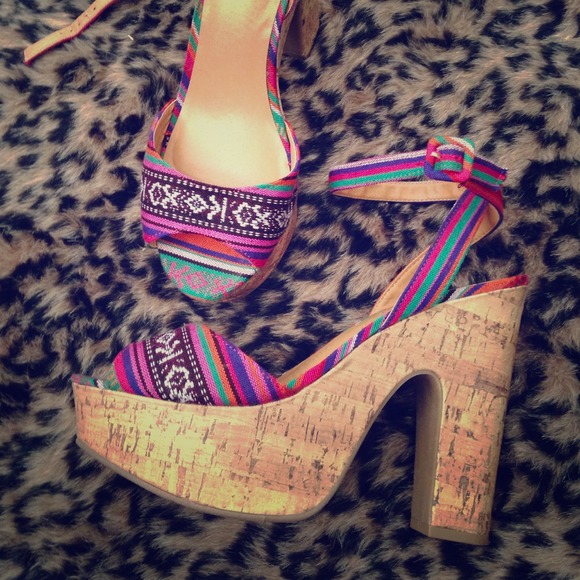 ❌SOLD❌$5 off today only!! Chunky cork heel was $20 - Picture 1 of 2