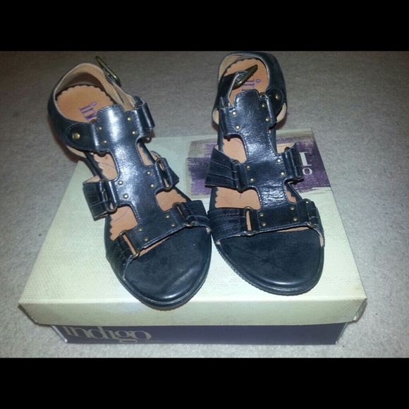 Indigo by Clarks. Leather "Finch" sandals.