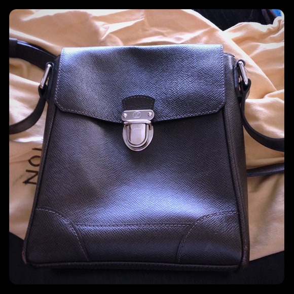 🔴 SOLD 🔴 Louis Vuitton Taiga Luke Messenger Bag