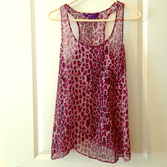 🚫sold in bundle 🚫Cheetah print tank!