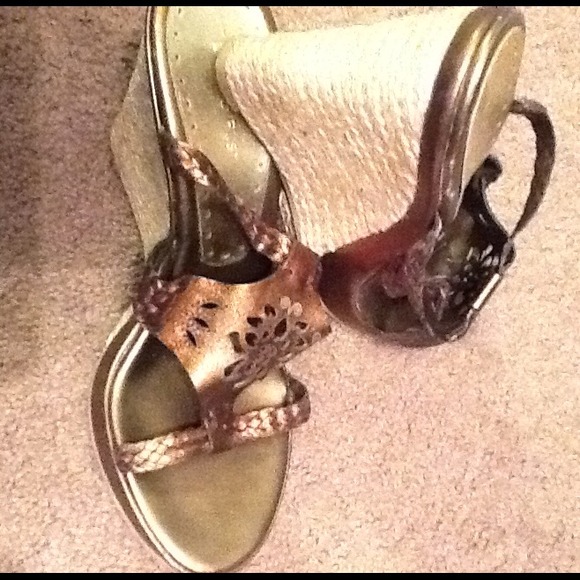 BCBG bronze wedge sandals - Picture 2 of 4