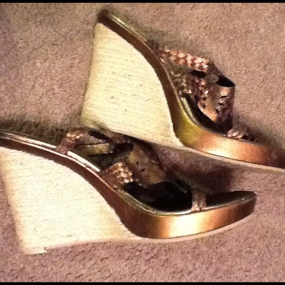 BCBG bronze wedge sandals - Picture 3 of 4