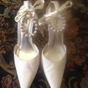 Off white pearl ankle tied shoes