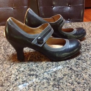 BLACK W/GREY TRIM MARY JANE PUMPS