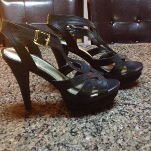 FERGIE BLACK LEATHER  SRAPPY PLATFORM PUMPS