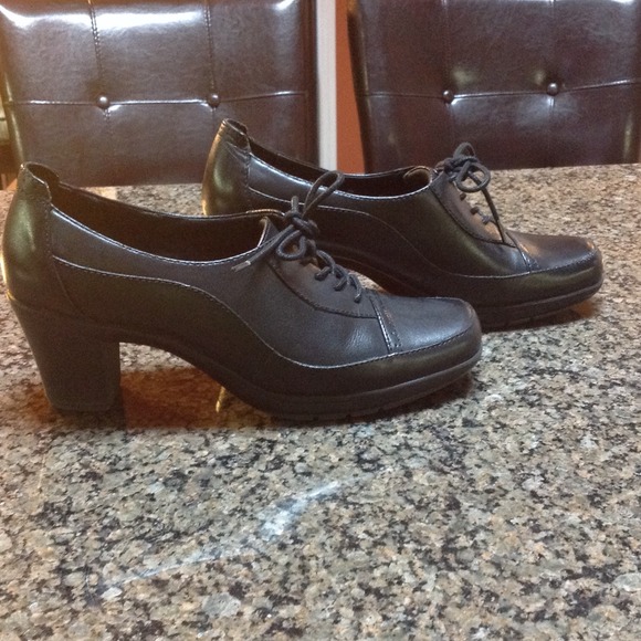 CLARKS BLACK LEATHER BOOTIES