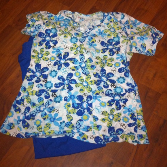 Peaches size medium scrub set