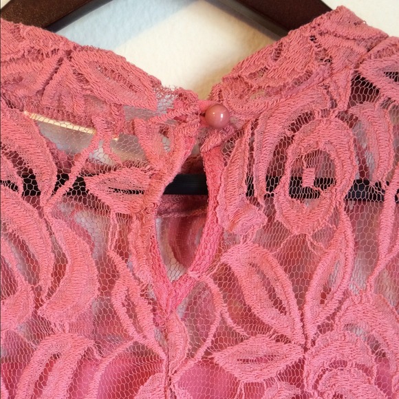 🔴SOLD🔴 Stunning rose lace top😍 - Picture 3 of 4