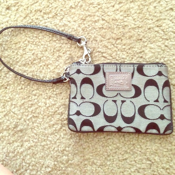 ON HOLD - Authentic coach poppy wristlet