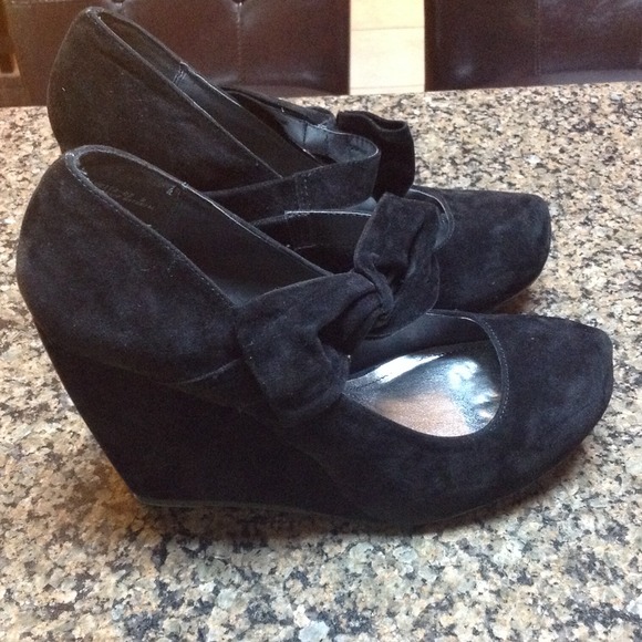 BAMBOO BLACK SUEDE SIDE BOW WEDGE SHOES