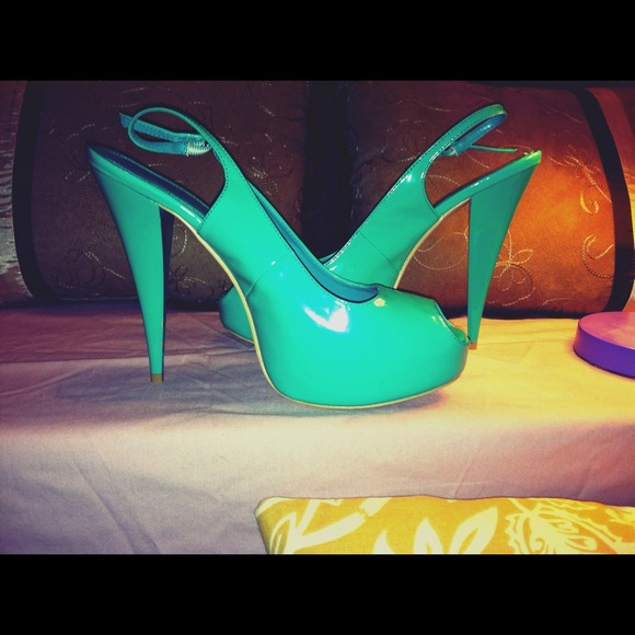 ✨Sea foam green heels✨