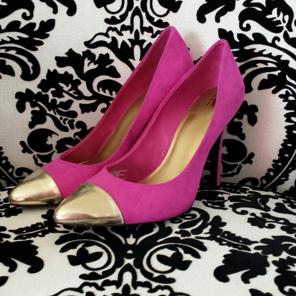 SOLD.       Fusia and gold heels