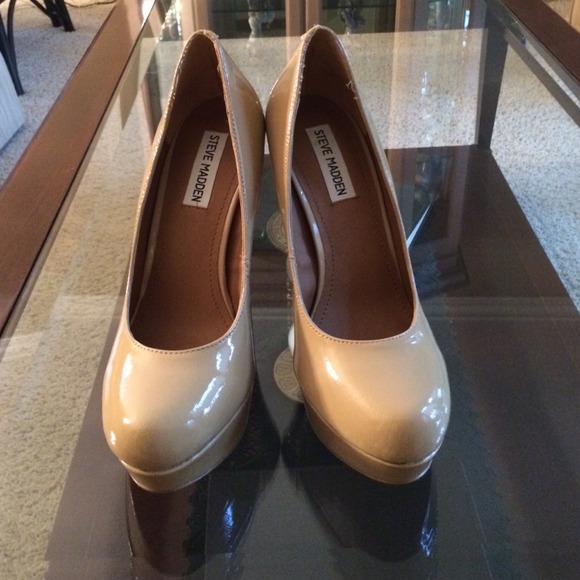 NWOT Steve Madden Nude Heel Pumps