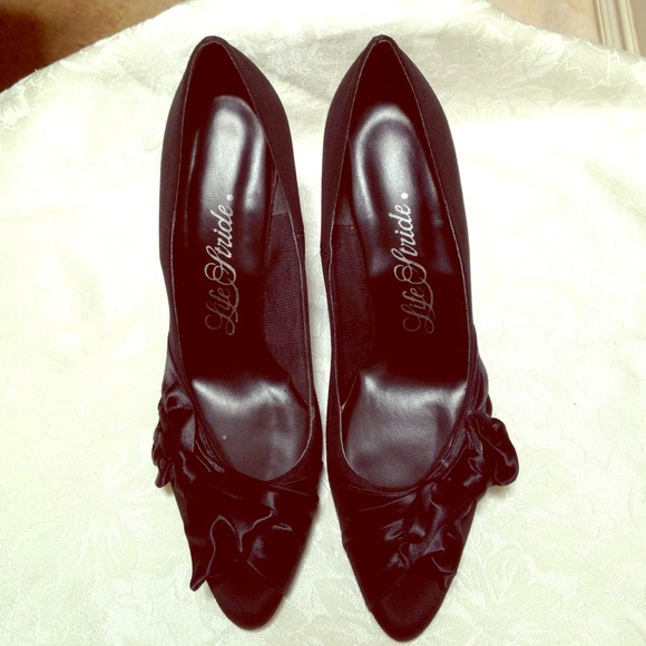 ⏰WEEKEND SALE!⏰ Beautiful Black Little Heels 👠