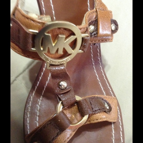 🚫Sold!! Michael Kors barely worn size 9 US shoes!