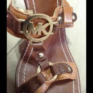 🚫Sold!! Michael Kors barely worn size 9 US shoes!