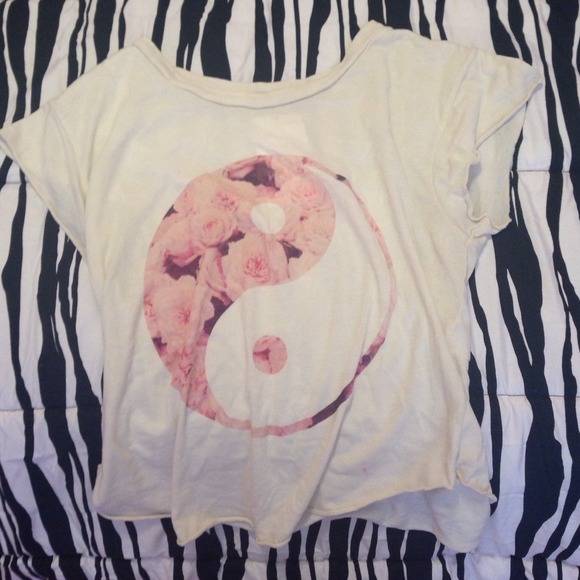Brandy Melville yin yang graphic tee