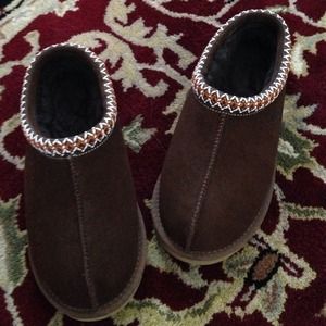 UGG slippers barely used .....looks brand new .