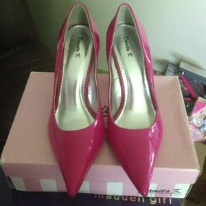 *REDUCED! Danita K fuchsia pointy toe pump