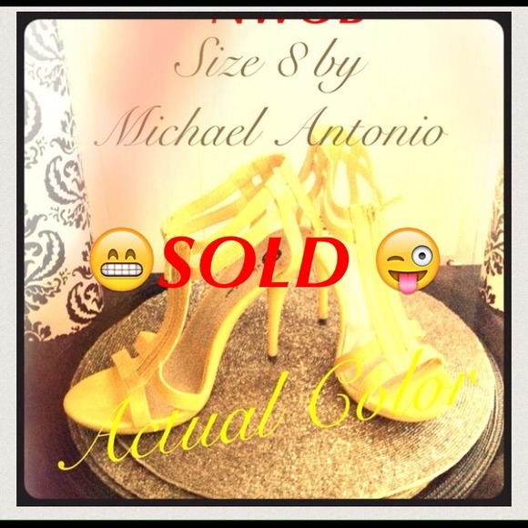 A pair of beautiful 🌼Yellow Heels! 🌼