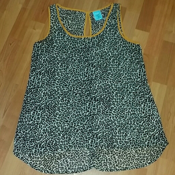 Sleeveless Cheetah print shirt