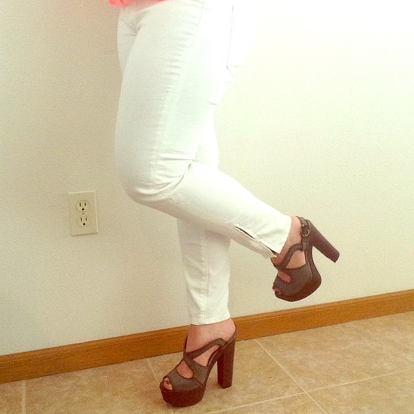 American Eagle white ankle zip Jegging