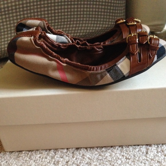 Burberry flats 5.5 size. New, never worn before.
