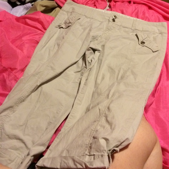 Cute tan capris pants!