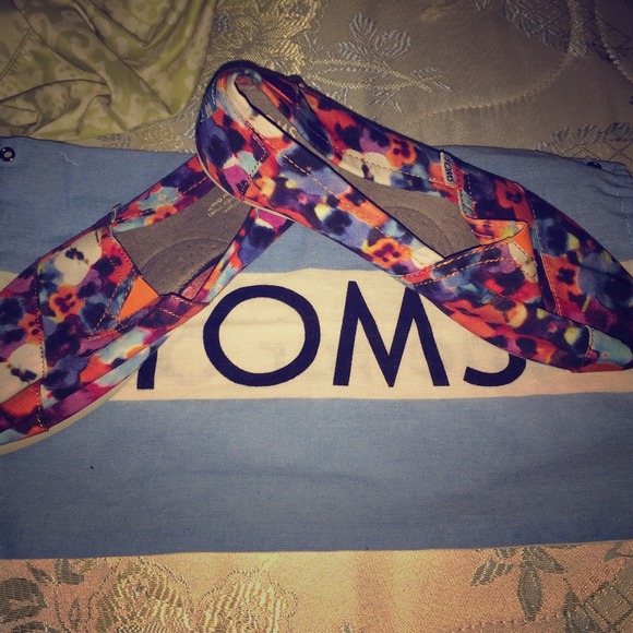 Final Cut ⬇️ Floral Toms 8.5