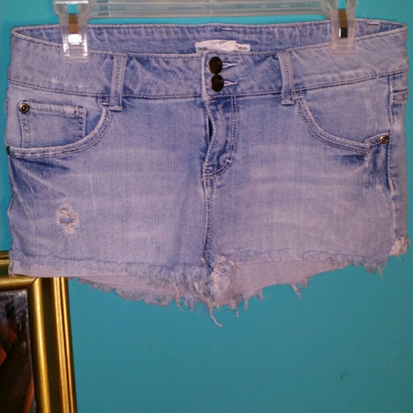 Distressed jeans shorts