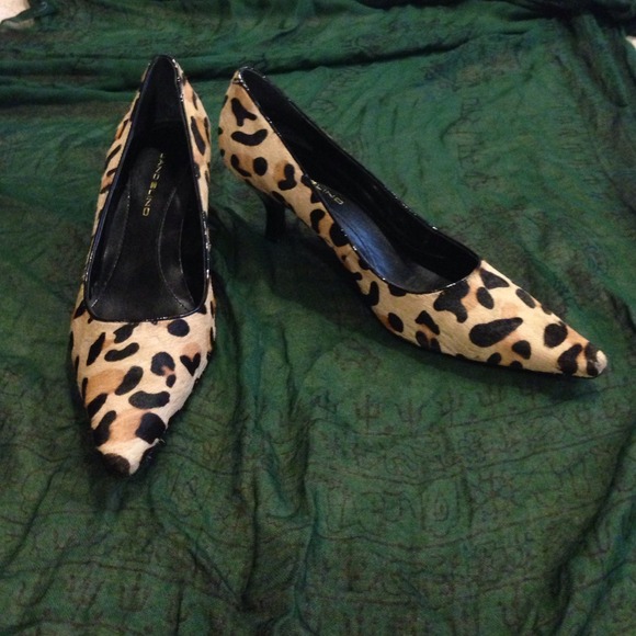 Bandolino faux fur leopard kitten heel