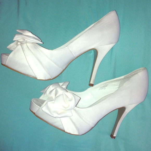💕White heels with bow 💕