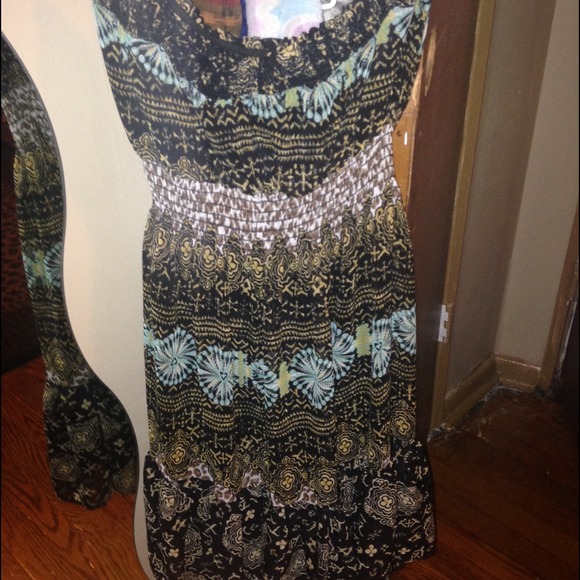 a sleeve less dress