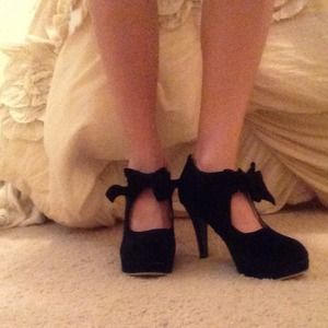 Suede Black Bow Pumps