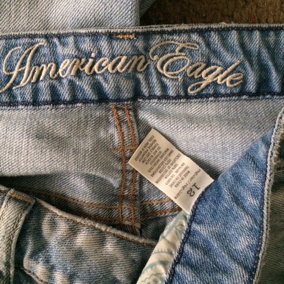 💢SOLD💢AE Boyfriend Destroyed Ankle Jeans - Picture 3 of 3