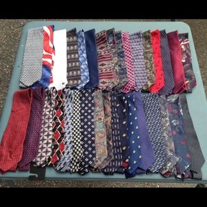 ❌SOLD❌ Lot featuring 30 ties.