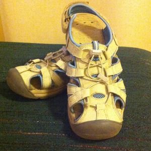 Khomeini women's camp sandals.