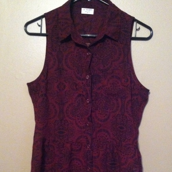 ❤️❤️Adorable red and black paisley printed top!❤️ - Picture 1 of 3