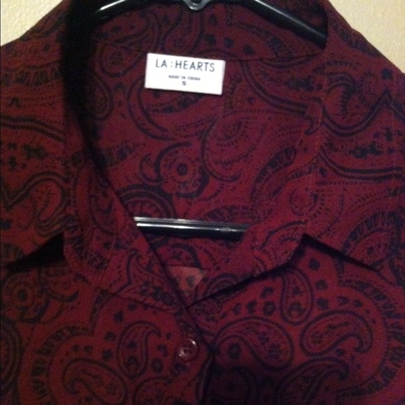 ❤️❤️Adorable red and black paisley printed top!❤️ - Picture 2 of 3