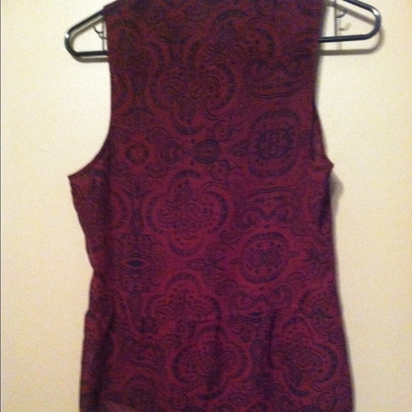 ❤️❤️Adorable red and black paisley printed top!❤️ - Picture 3 of 3